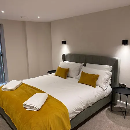 Spacious Modern Apartment, Close To Theatres Apartment