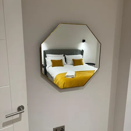 Spacious Modern Apartment, Close To Theatres Apartment *