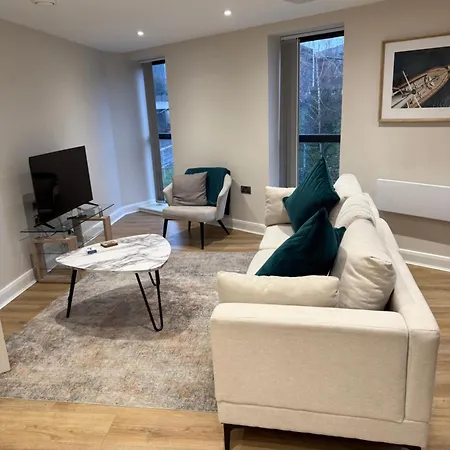 Spacious Modern Apartment, Close To Theatres Apartment