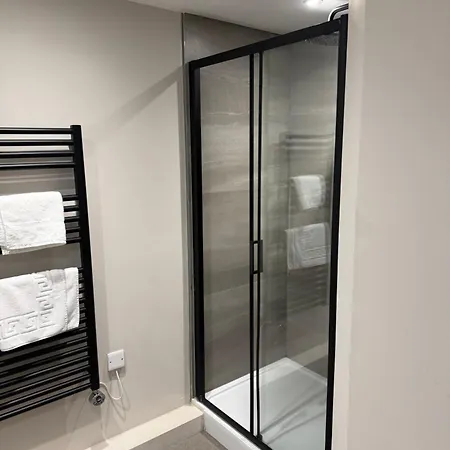 Spacious Modern Apartment, Close To Theatres