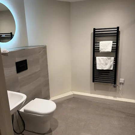 Spacious Modern Apartment, Close To Theatres Apartment